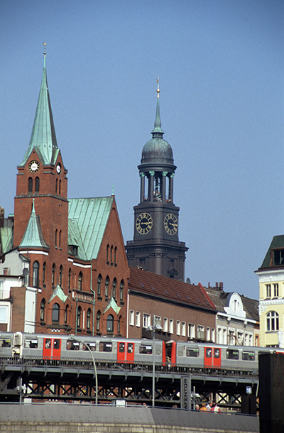 Hamburger Michel mit U-Bahn im Vordergrund