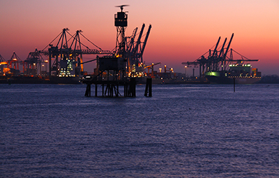 Hamburger Hafen im Sonnenuntergang